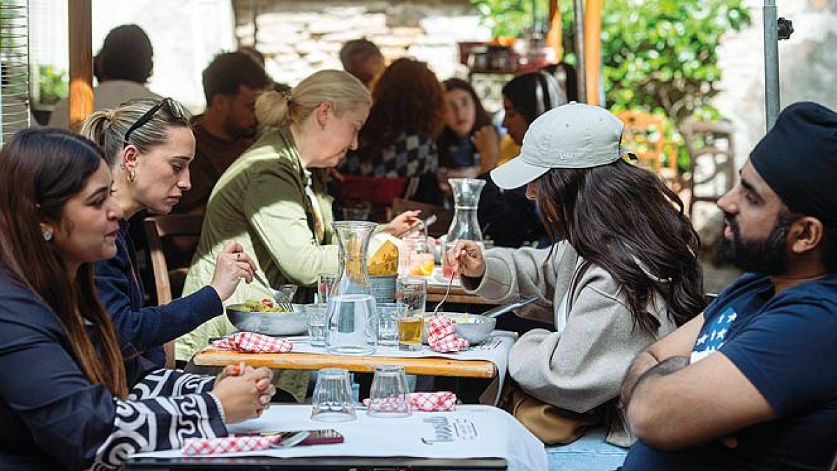 Coldiretti: «Pranzi di Pasqua più cari del 10%». Per i romani (a casa o al ristorante) immancabili colomba e agnello