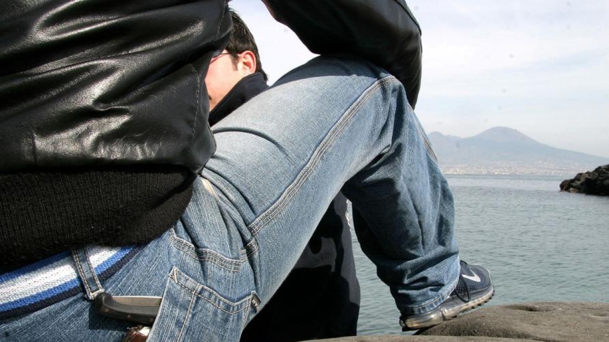 La proposta di legge (a firma Pd) contro la vendita di armi e coltelli ai minori anche online: più controlli e sanzioni