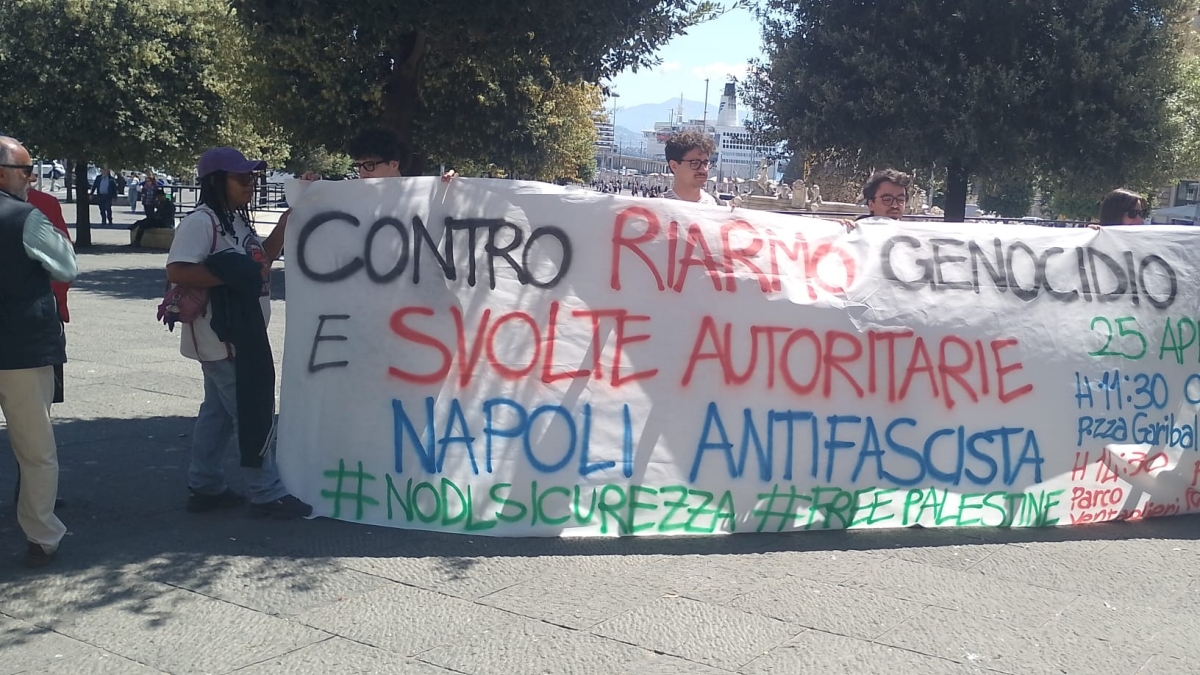 Corteo a Napoli per il 25 aprile, in piazza Anpi, studenti e sindacati di base: «Contro il riarmo e il ddl Sicurezza»