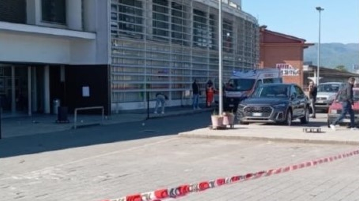 Alife, sparatoria all'esterno del centro commerciale: uomo di 80 anni ferisce i due titolari