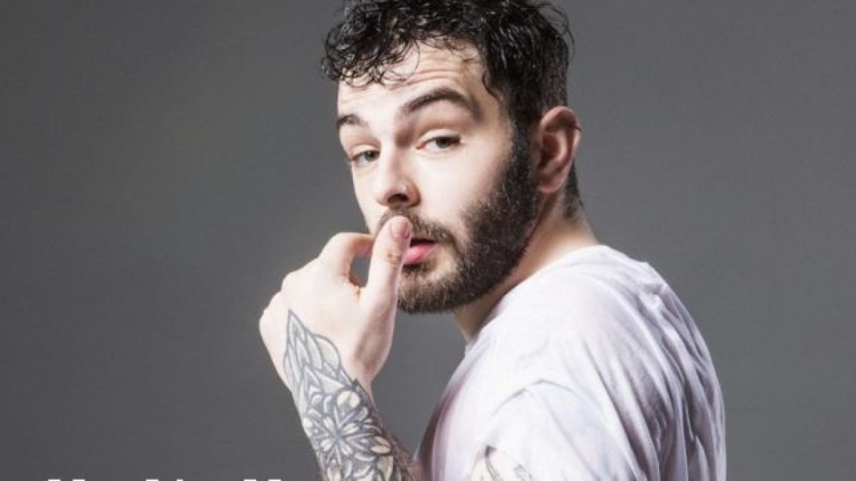 Lorenzo Fragola compie 30 anni: la vittoria ad X Factor, due volte a Sanremo, le difficoltà del successo, 7 segreti