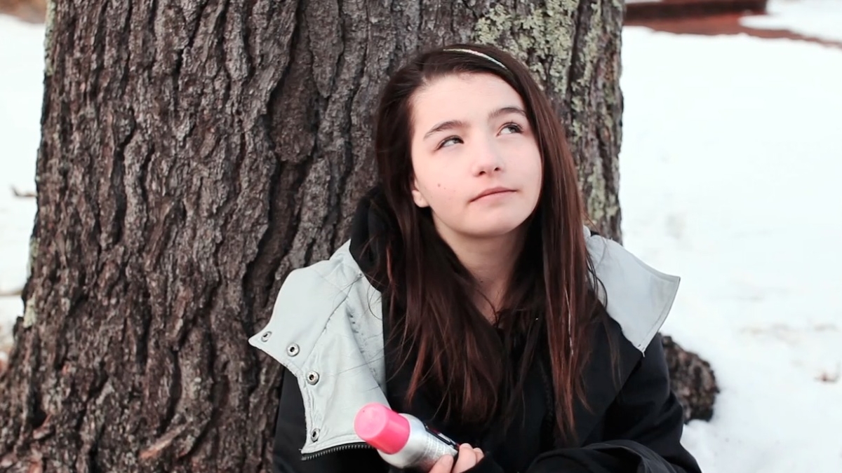 Morta a soli 24 anni l'attrice Sophie Nyweide. La famiglia: «Si è curata da sola»