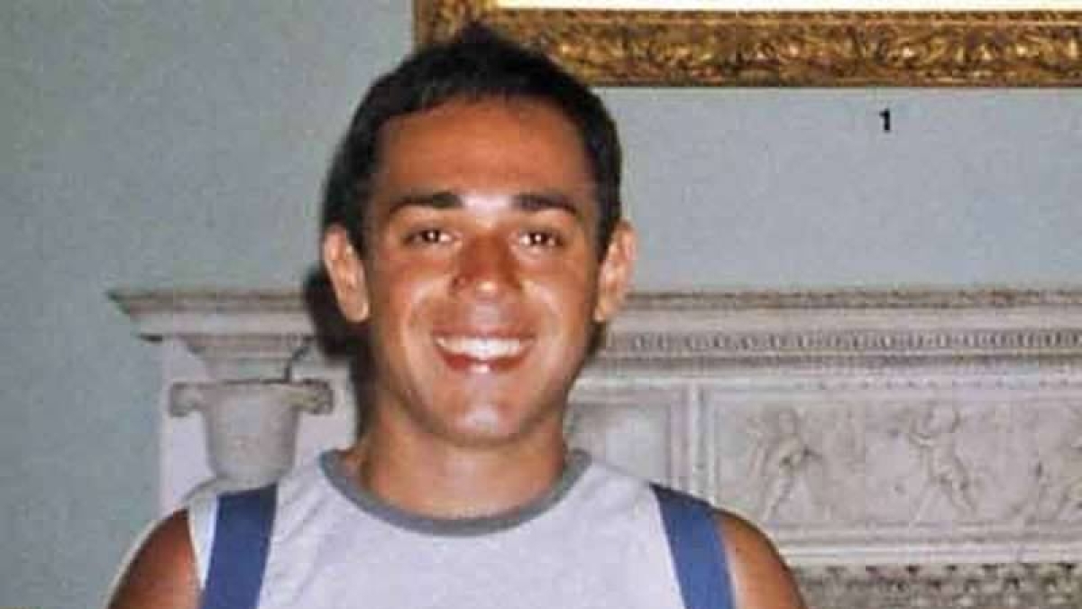 Camorra a Scampia, otto arresti per omicidio di sei anni fa. La vittima era sfuggita a due agguati: in uno morì l'innocente Lino Romano