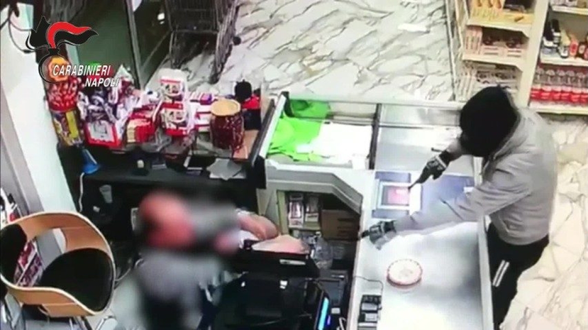 Napoli, presi i rapinatori dei supermarket: un minorenne e 4 giovani tra i 19 e i 26 anni. Con pistole e fucili si facevano consegnare l'incasso
