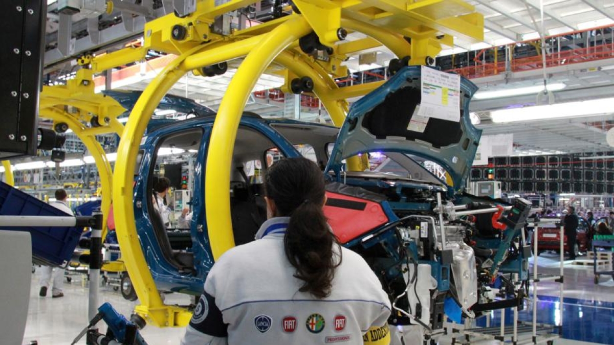 «No al contratto Stellantis». La Fiom sciopera da sola: dopo 15 anni Pomigliano torna a spaccare il sindacato