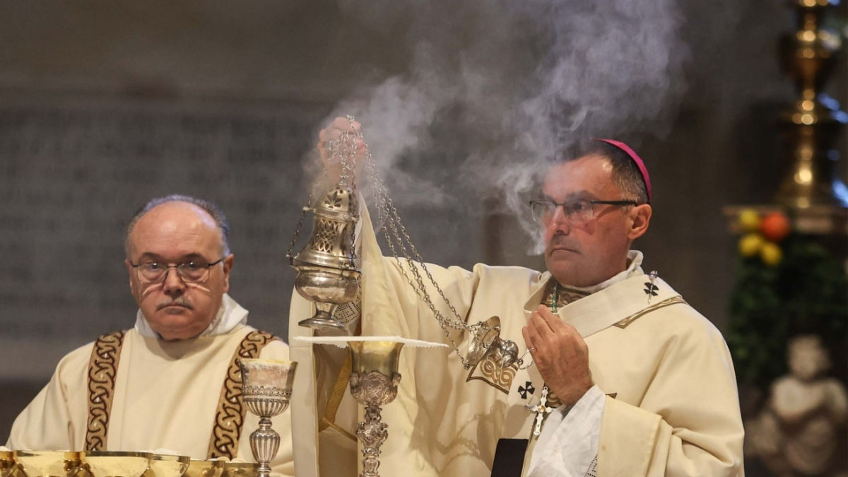 Firenze, in 1.500 in Duomo alla messa per il Papa. Per i funerali maxischermo a San Lorenzo