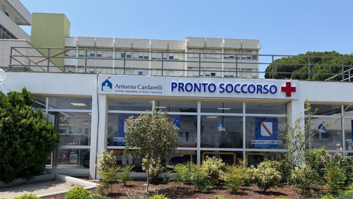 Napoli, Vincenzo Russo morto a 45 anni dopo essere stato visitato in quattro ospedali: indagati due medici