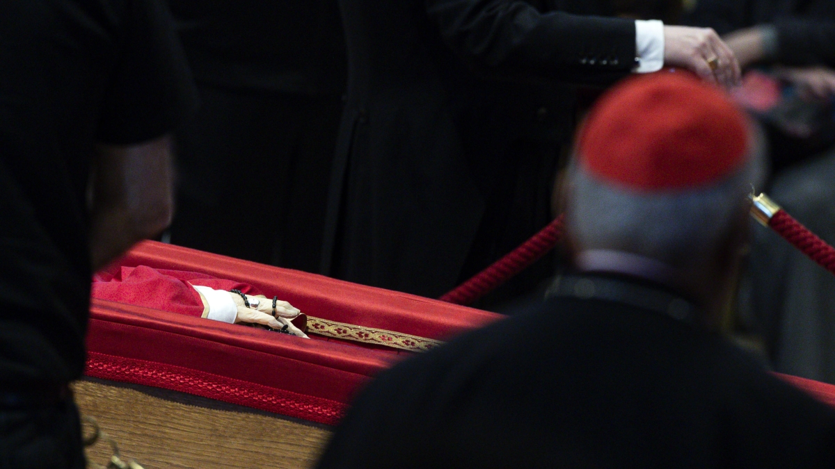 La chiusura della bara di Papa Francesco: chi è presente, e cosa viene lasciato all’interno