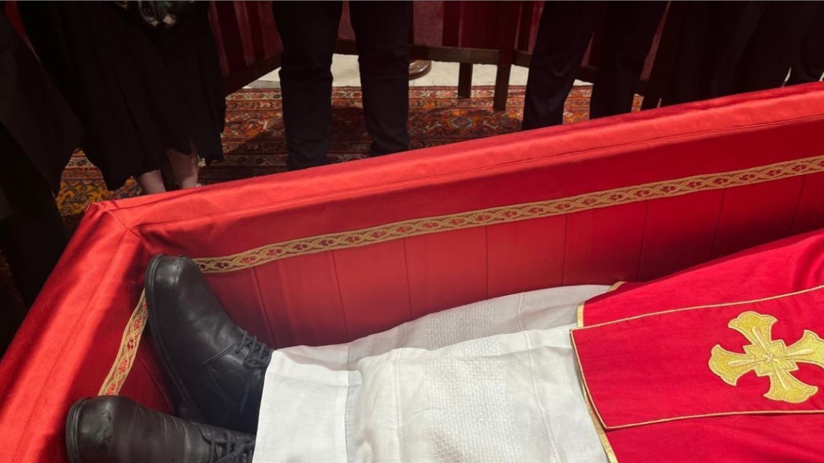 Papa Francesco nella bara con le scarpe nere e consunte che ha sempre indossato: «Nessuna solennità»