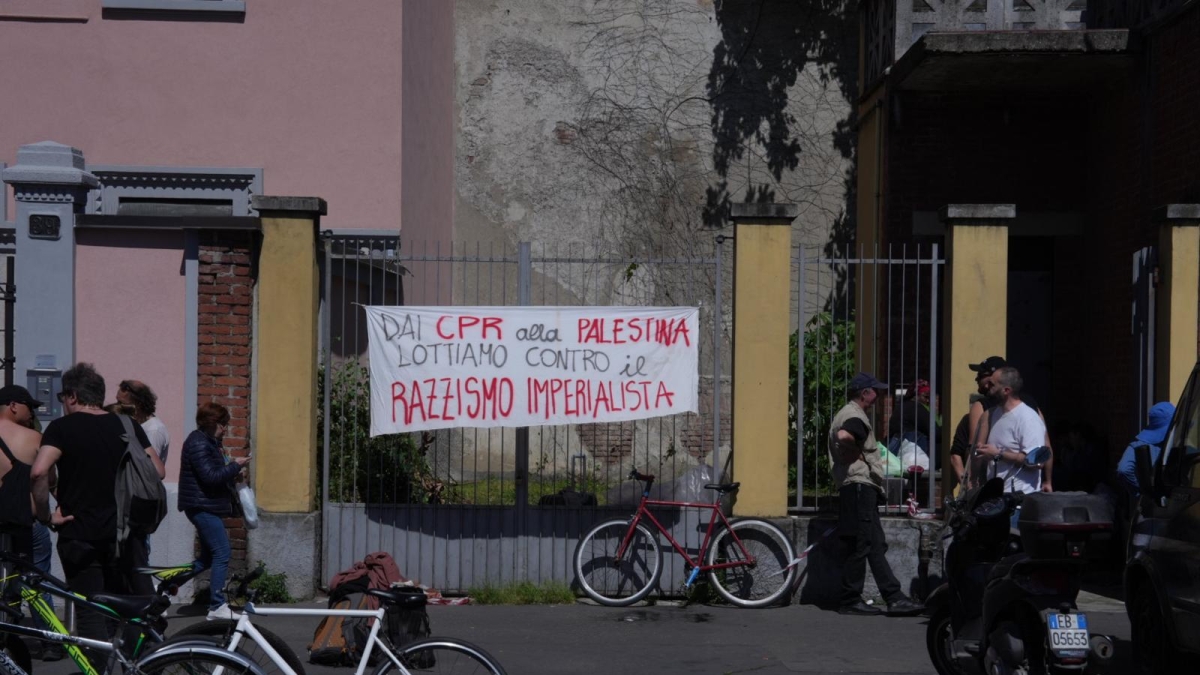 Milano, occupato l'ex centro vaccinale di viale Brenta: l'azione rivendicata dalla rete solidale «Ci Siamo»