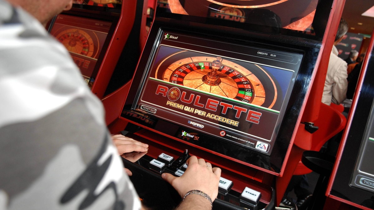 Gioco d'azzardo, a Roma ogni giorno puntate per 23 milioni (8,4 miliardi l'anno). E le mafie mirano a controllarlo