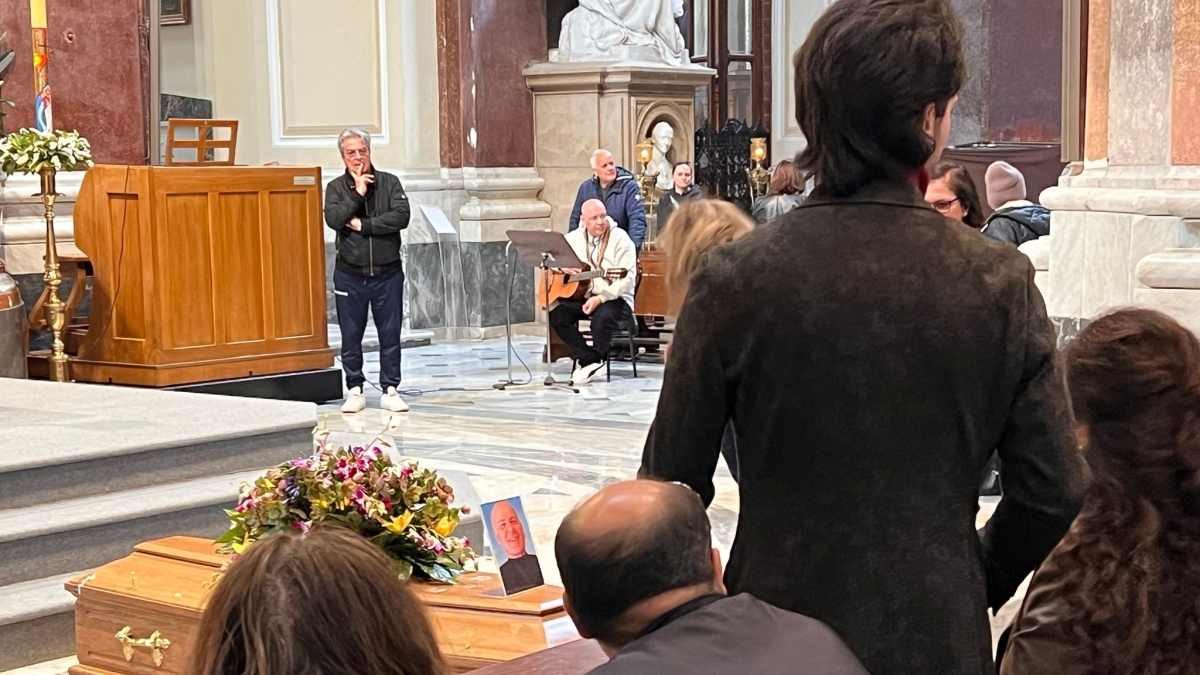 Funivia Monte Faito, folla e commozione ai funerali di Parlato. La moglie del macchinista: chi ha commesso leggerezze ora ne risponda