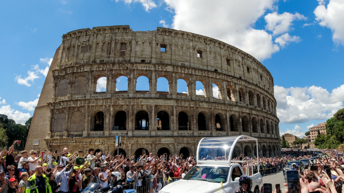 Il corteo funebre di Papa Francesco, quei sei chilometri con i fedeli sui lampioni e i fiori al posto dei rosari