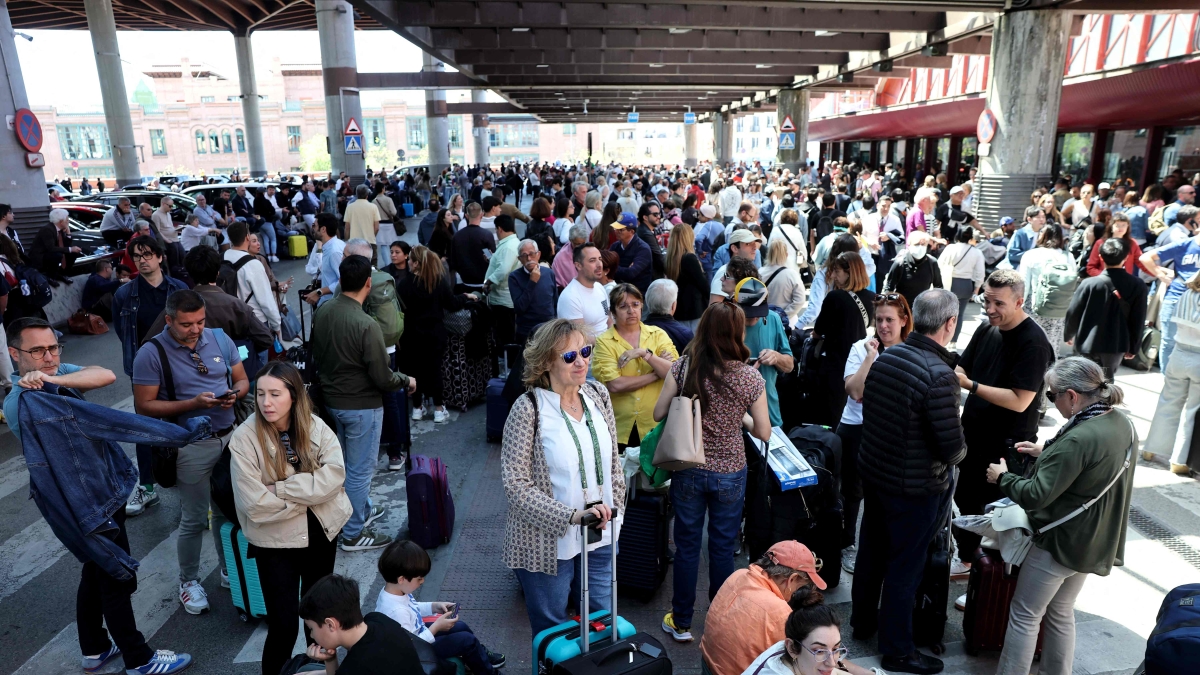 Blackout in Spagna e Portogallo: "Stop a treni e aerei". Fino a 10 ore per il ripristino| «Persone prigioniere in metropolitana» Blackout in Spagna e Portogallo: "Stop a treni e aerei". Fino a 10 ore per il ripristino| «Persone prigioniere in metropolitana»
