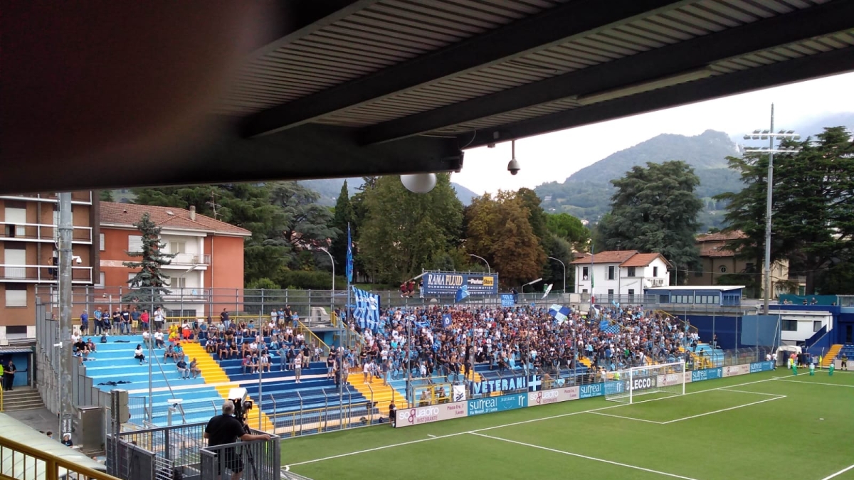 Lecco, bestemmiano sugli spalti allo stadio durante il minuto di silenzio per papa Francesco: multa di 1.000 euro alla società
