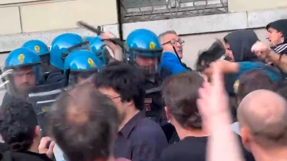 Lecco, scontri davanti al Municipio tra polizia e antagonisti durante la fiaccolata per i caduti della Rsi