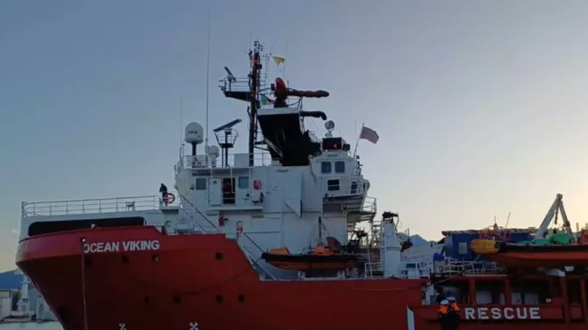La Ocean Viking arrivata a Marina di Carrara: a bordo 126 migranti