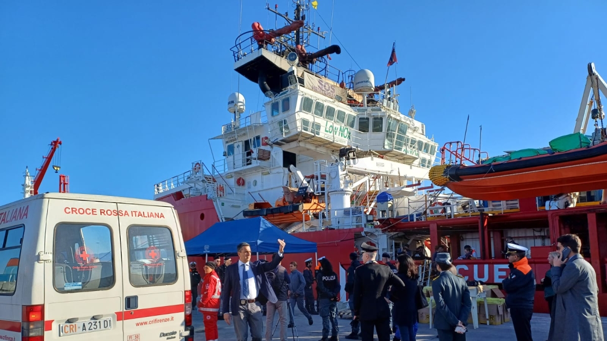 Carrara, i 126 migranti sbarcati dalla Ocean Viking resteranno in Toscana