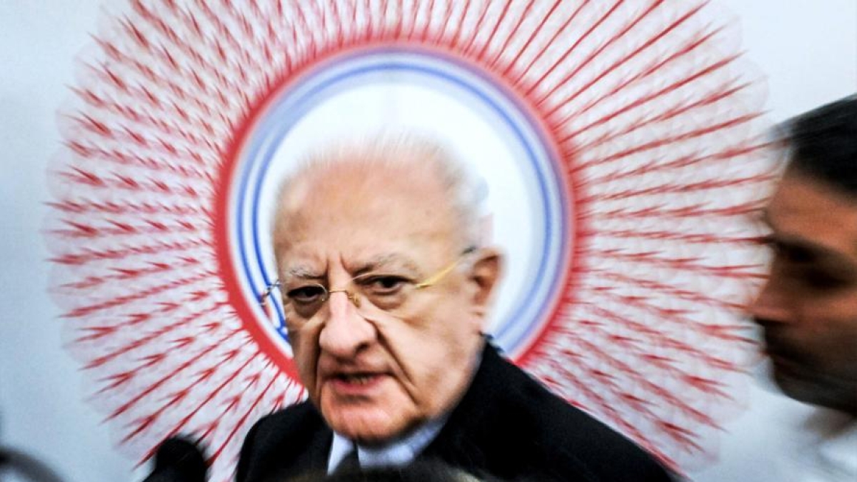 Le manovre di De Luca: attacca il Pd (ma aspetta di incontrare Schlein) e convoca i moderati. «Io capolista? Vedremo»