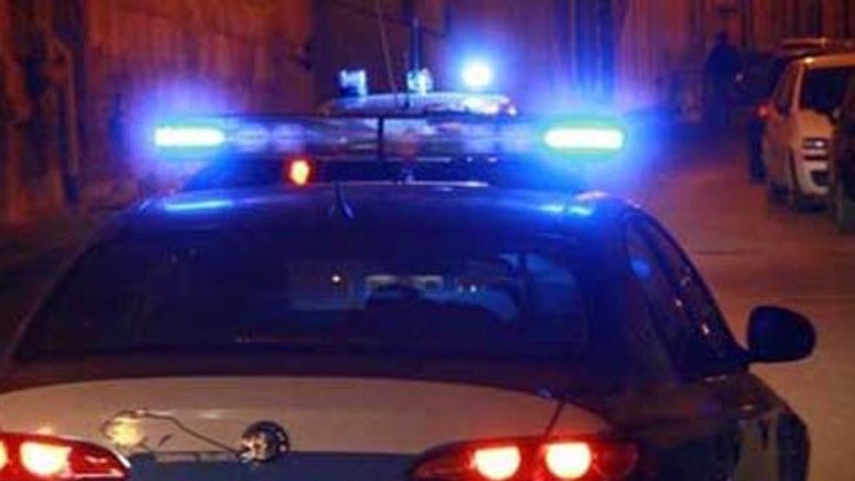 Milano, aggredisce un turista norvegese fuori dall'Hollywood per rubargli le AirPods: bloccato dai buttafuori e arrestato dalla polizia