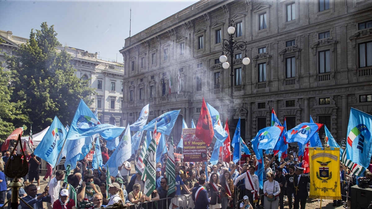 Primo Maggio a Milano, giornata di cortei. In diecimila per la «sfilata» di carri musicali da Loreto all'Ortomercato. Il corteo dei sindacati dedicato a Segre. Al centro il tema sicurezza