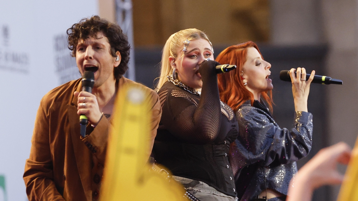 Concertone, si riparte: medley «al bacio» di Noemi e Big Mama. Show di Gaia. Scaletta| Polemiche su Lauro, 100 mila in piazza Concertone, si riparte: medley «al bacio» di Noemi e Big Mama. Show di Gaia. Scaletta| Polemiche su Lauro, 100 mila in piazza