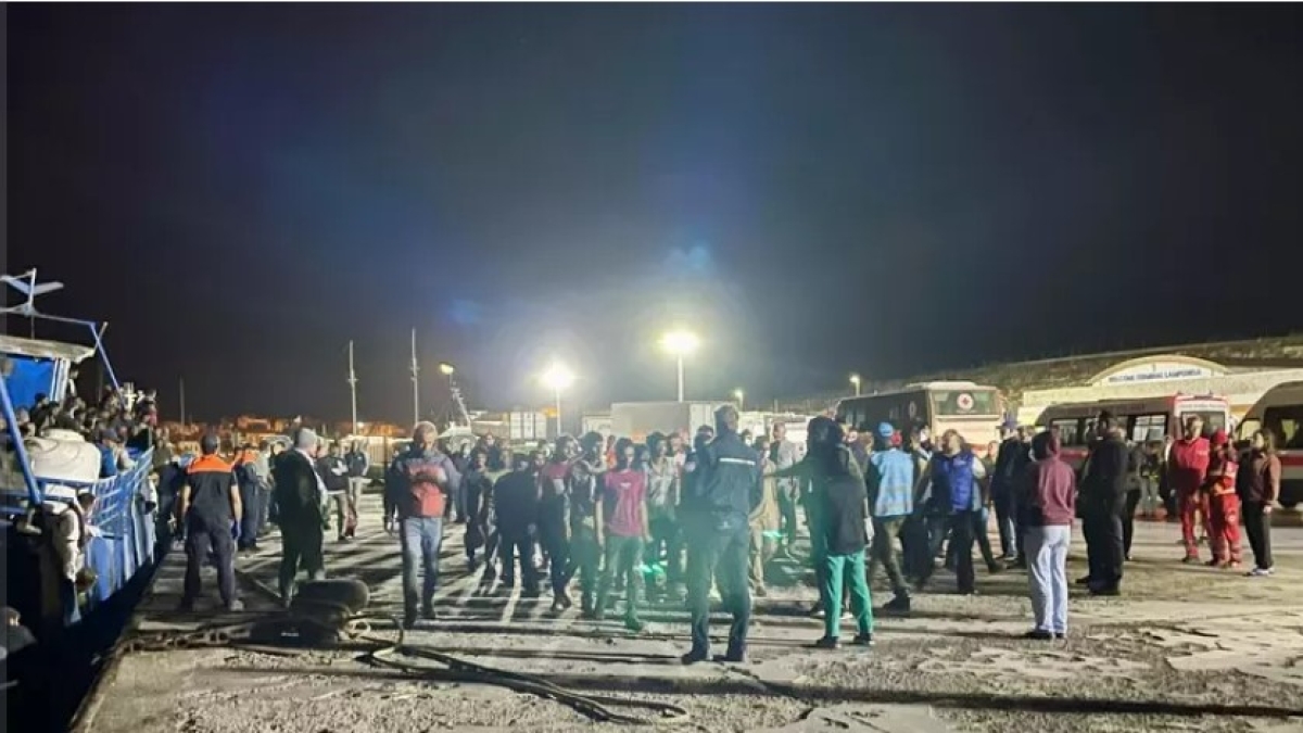 Lampedusa sotto pressione: 11 sbarchi in poche ore, oltre 765 migranti sbarcati
