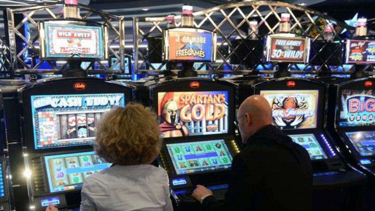 Varese, slot machine in funzione oltre gli orari consentiti: multe per oltre 160 mila euro. Oltre 2 miliardi all'anno bruciati al gioco