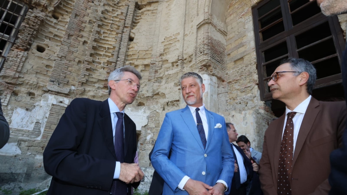 Giuli a Napoli: «Albergo dei Poveri sarà modello per Italia ed Europa». Manfredi: «Cantiere procede secondo programma»