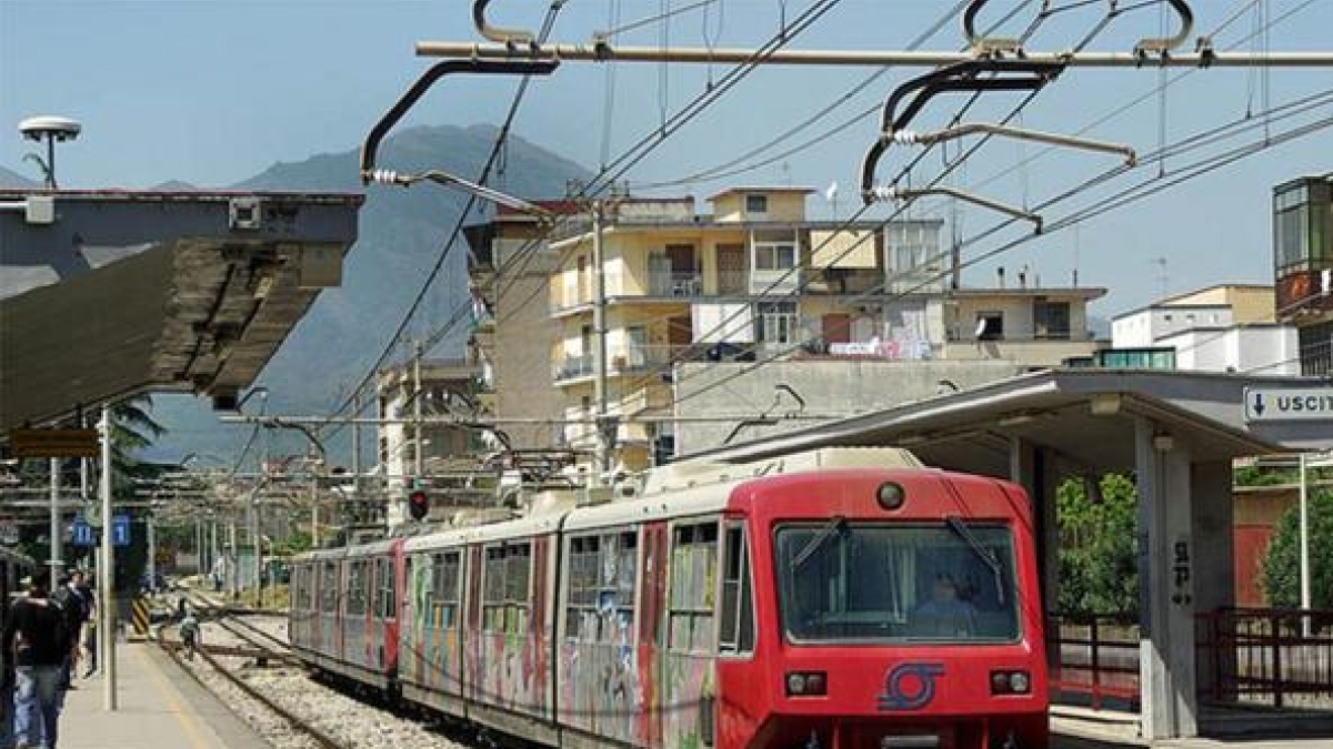 Circumvesuviana, ancora caos e disagi sulla linea per Sorrento: il treno vibra all'impazzata e poi si ferma