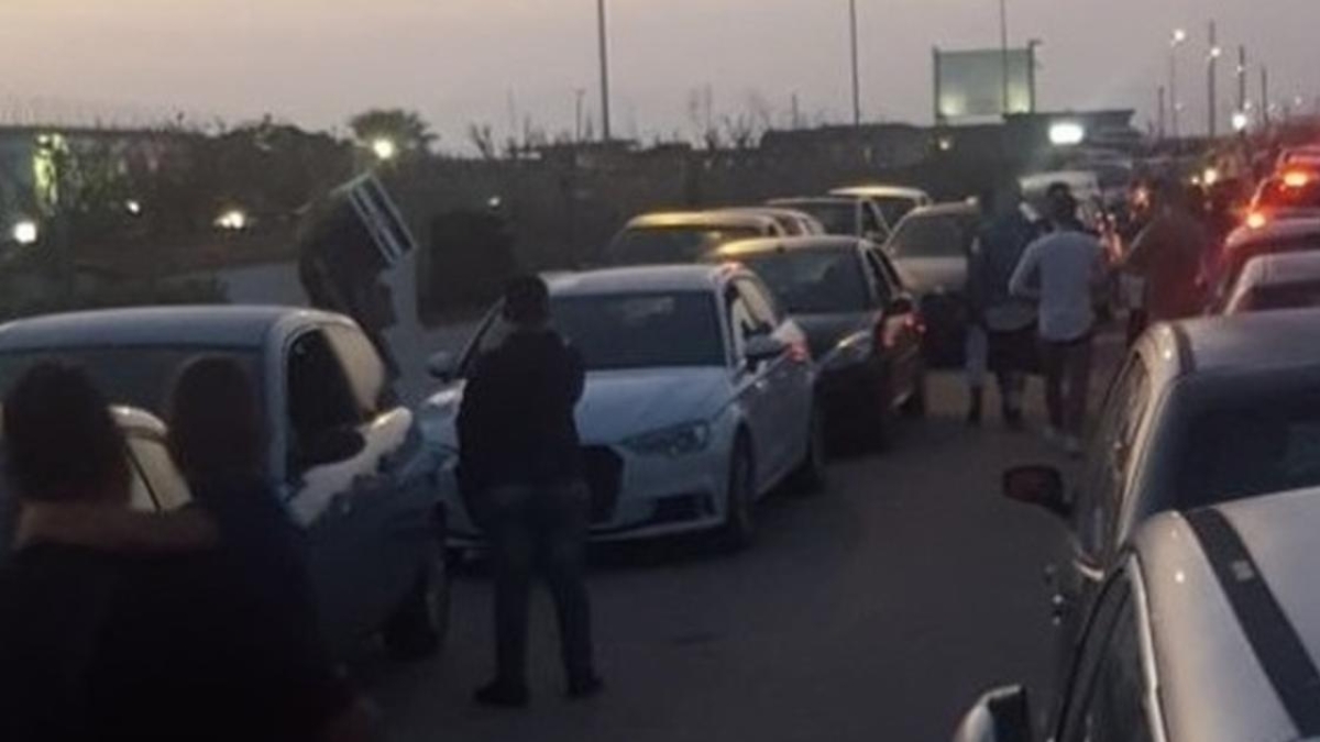 Litorale Domitio, dopo il caos si corre ai ripari: lotta alla sosta selvaggia e accesso ai lidi solo fino alle 17