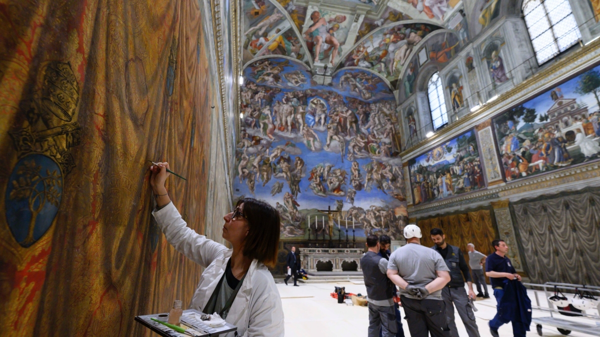 Cappella Sistina, i preparativi del Conclave: il cantiere con Michelangelo sullo sfondo | Dagli affreschi fino al comignolo: tutte le foto Cappella Sistina, i preparativi del Conclave: il cantiere con Michelangelo sullo sfondo | Dagli affreschi fino al comignolo: tutte le foto