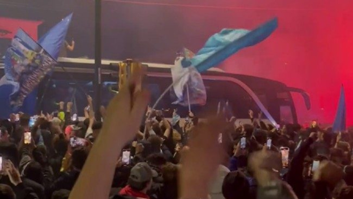 Napoli, è già festa a Capodichino nella notte per il rientro della squadra