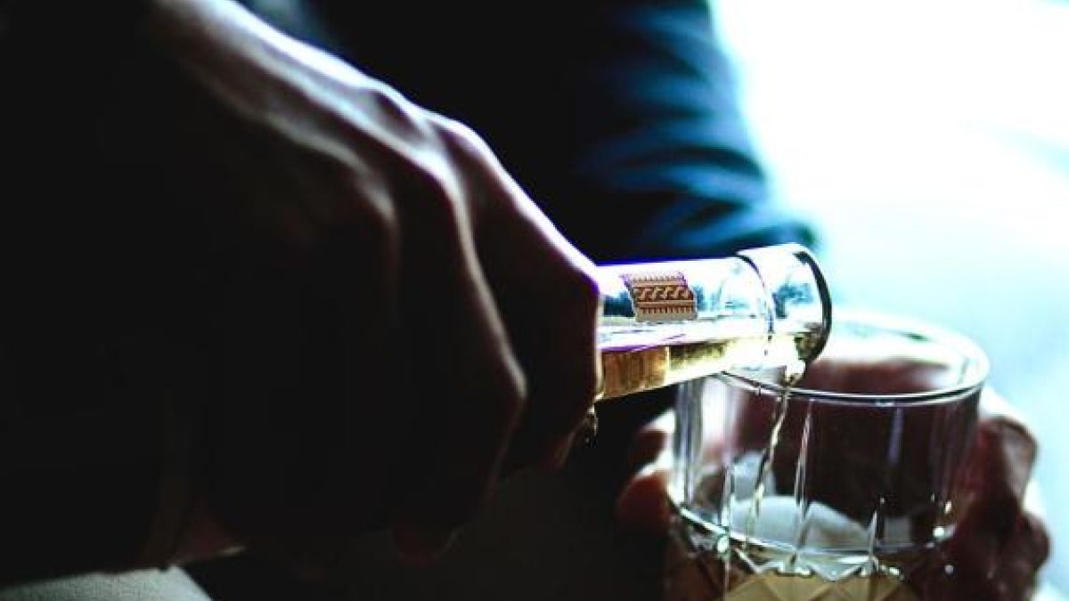 La doppia vita di Giovanni, 23 anni, laureato in Economia e trasferito a Milano: «Di giorno lavoro nella finanza, la sera frequento gli alcolisti anonimi»