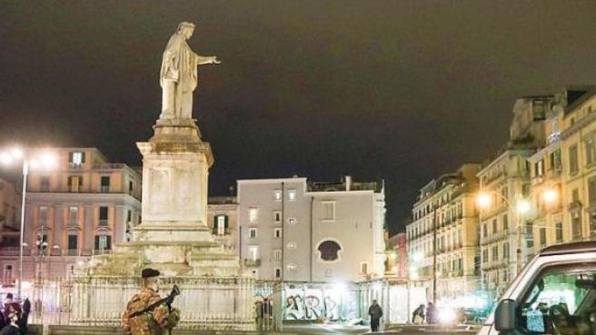 Napoli, a piazza Dante due minorenni accoltellati in meno di 24 ore: torna l'allarme baby gang. Prefetto convoca comitato per la sicurezza