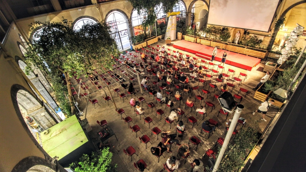 Napoli, in quattro irrompono armati nella sede di Foqus ai Quartieri Spagnoli: pistola puntata al vigilantes, poi scappano. Panico tra i presenti