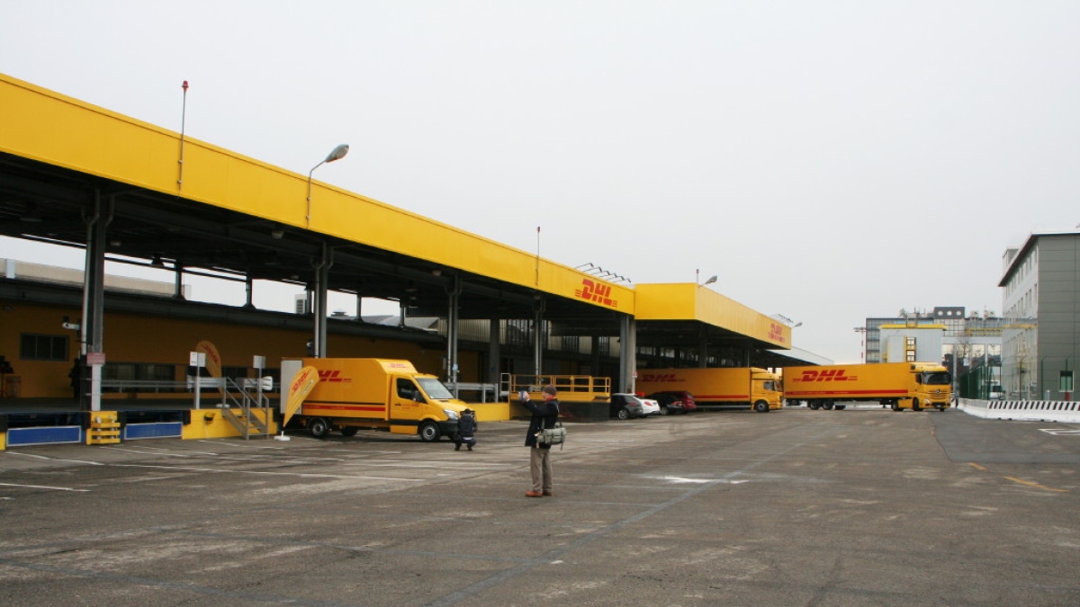 Carpiano, incidente alla Dhl: muore investito da una motrice