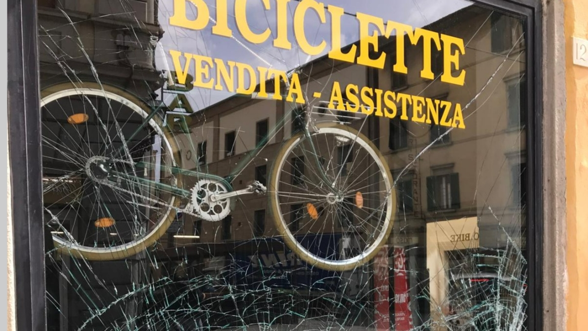 Firenze, tentata spaccata in via Palazzuolo: colpito il negozio di bici