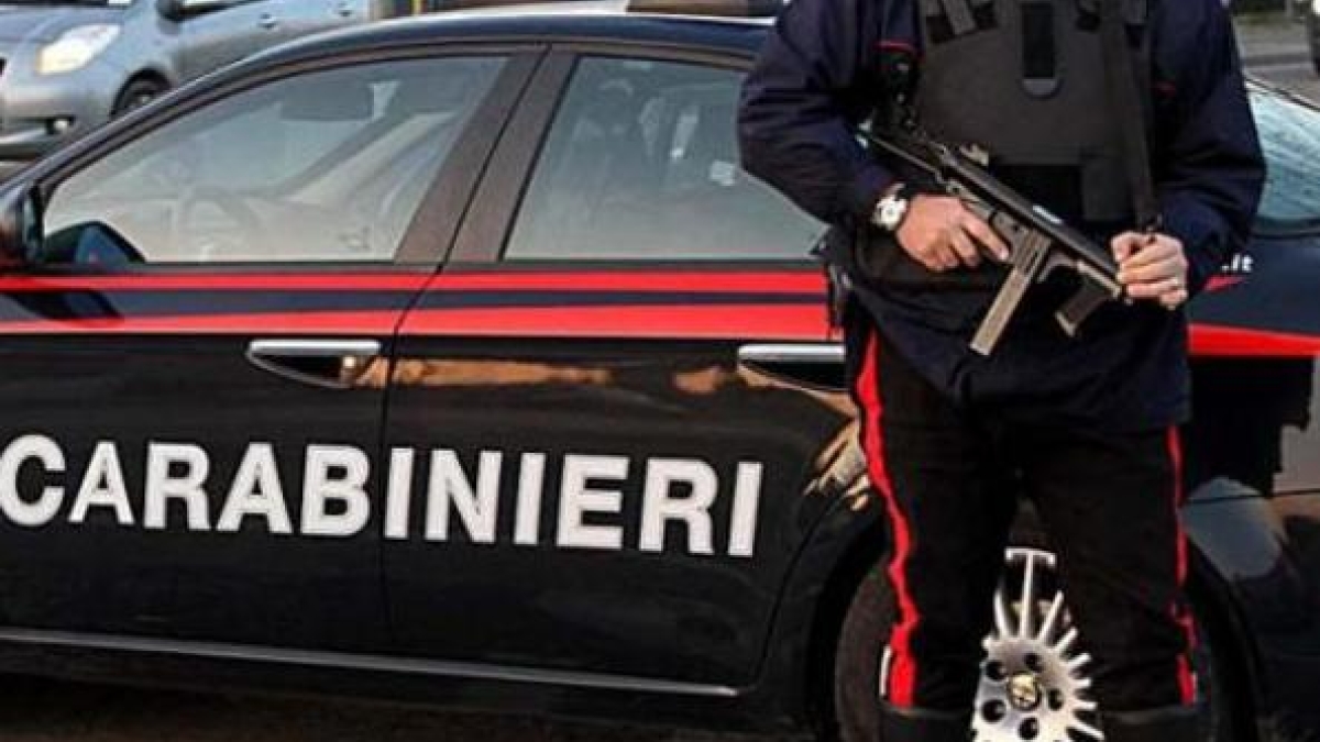Varese, si finge carabiniere e tenta di rubare gioielli a un'anziana per 500 mila euro ma lei lo scopre e chiama quelli veri: arrestato 18enne