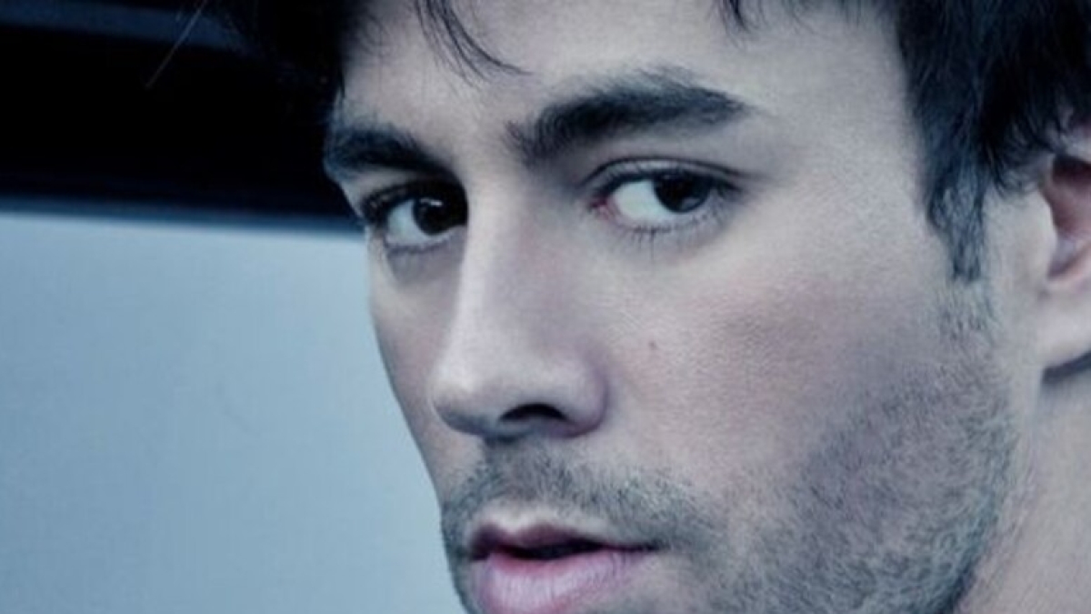 Enrique Iglesias compie 50 anni: quando suo nonno fu rapito dall'ETA, il nome d'arte a inizio carriera, l'amore con Anna Kurnikova, 7 segreti