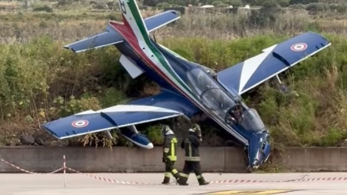 Paura per le Frecce Tricolori, tre aerei coinvolti in un incidente a Pantelleria: «C Paura per le Frecce Tricolori, tre aerei coinvolti in un incidente a Pantelleria: «C