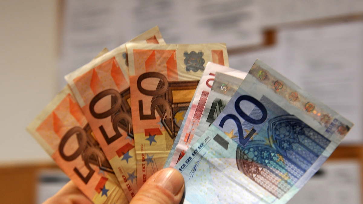 Pianura, organizza lotteria illegale e minaccia i parenti con il coltello: «Datemi i soldi sennò vi ammazzo tutti»