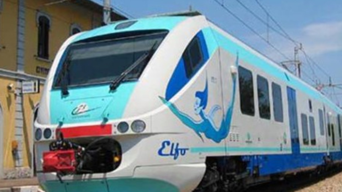 Treno dei pendolari colpito da un fulmine in Casentino, scatta la solidarietà: automobilisti soccorrono i passeggeri rimasti a piedi