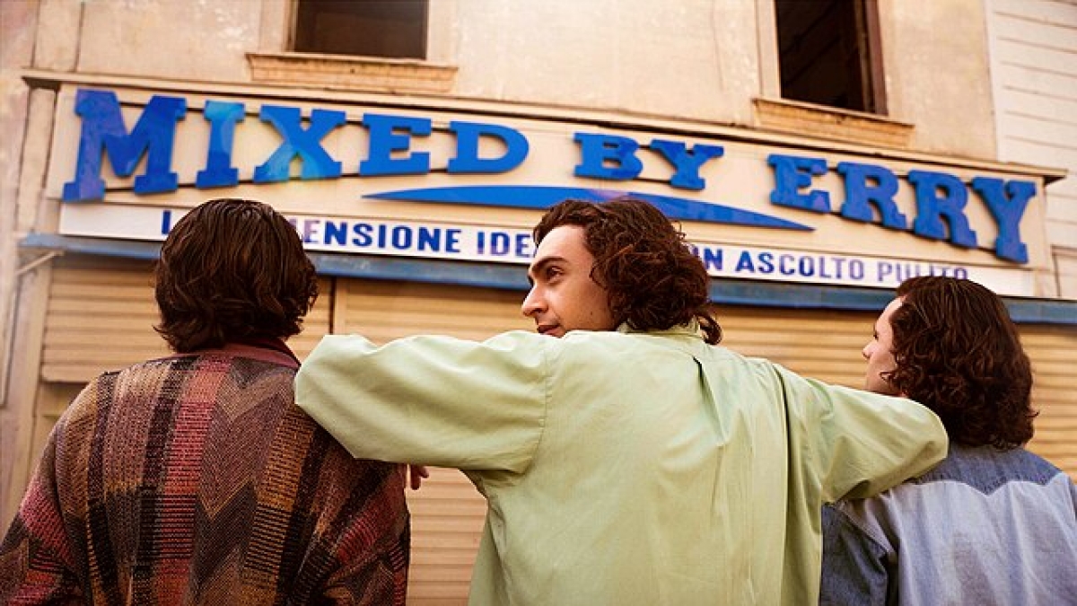 «Mixed By Erry» stasera in tv: la storia vera, cosa fanno oggi i protagonisti della vicenda, 7 segreti