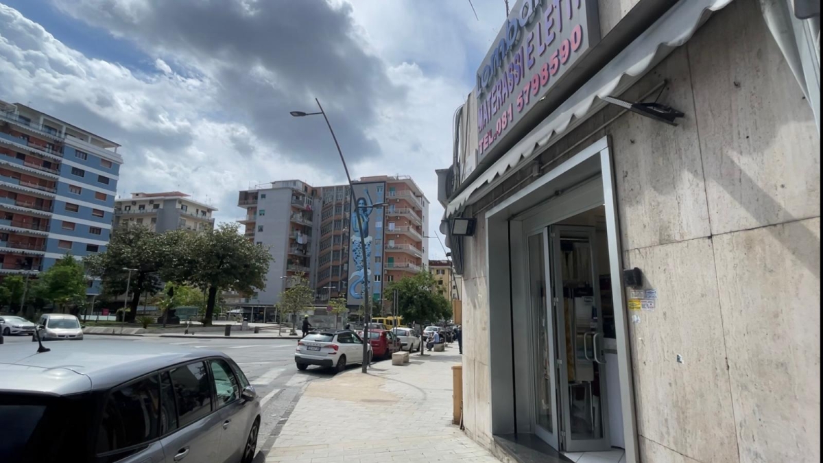 Arenella, cade palo della segnaletica e colpisce bambino: in ospedale. Una testimone: «Aveva la testa insanguinata. La base del palo era marcia»