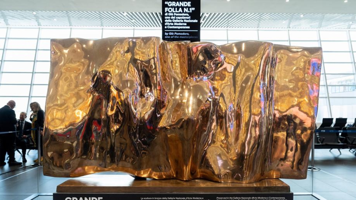 Aeroporto di Fiumicino, esposta «Grande folla n.1»: la scultura di Giò Pomodoro in mostra fino al 2026