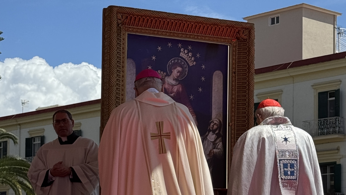 Fumata bianca, a Pompei la profezia del cardinale Re: «Al mio ritorno a Roma spero di trovare il nuovo Papa»