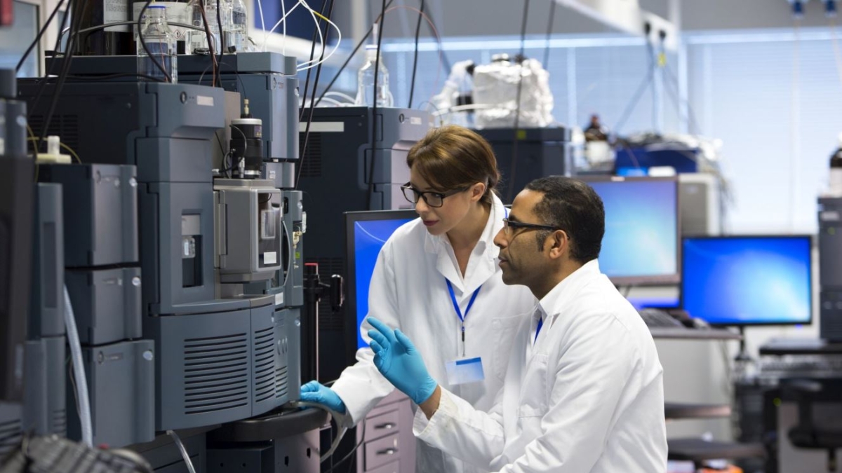 Innovazione e ricerca, Ambrosetti: l'Italia scivola al 30esimo posto, la Lombardia migliora ma è fuori dalla Top 10
