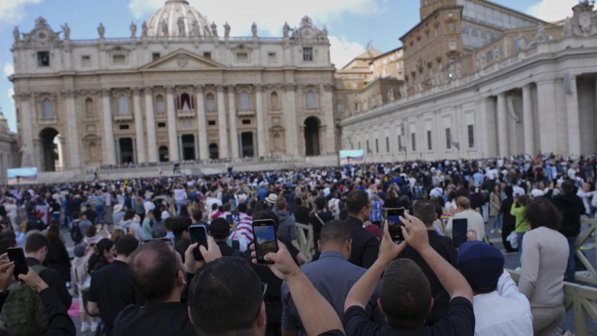 La notizia del nuovo Papa si diffonde alle 18:10 e migliaia di romani corrono a San Pietro. In piazza anche sindaco Gualtieri