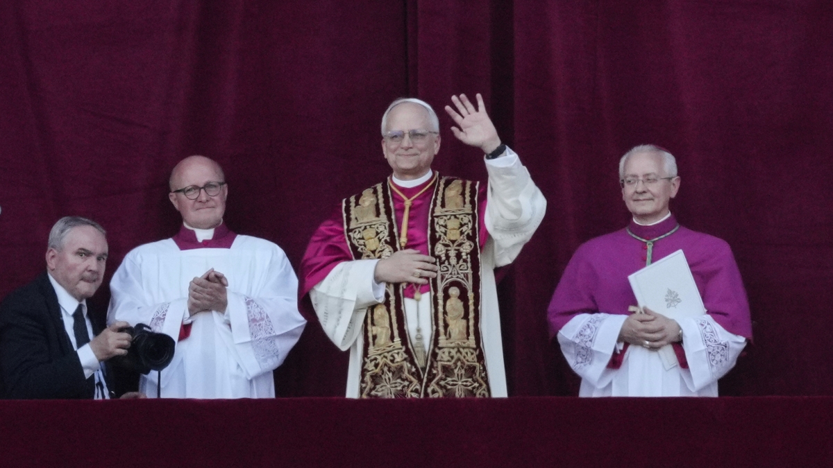 I paramenti e il motto scelti da papa Leone XIV, e le differenze con la talare bianca di Francesco